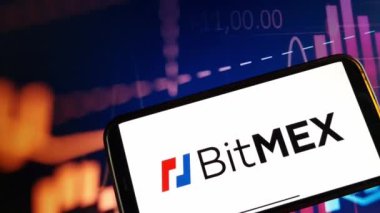 Konskie, Polonya - 05 Ocak 2024: BitMEX şifreleme döviz logosu şifreli pazar veri arkaplanındaki akıllı telefonda gösterildi