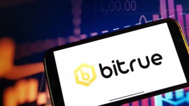 Konskie, Polonya - 05 Ocak 2024: Bitrue şifreleme döviz logosu şifreleme pazarının arka planında akıllı telefonda gösterildi