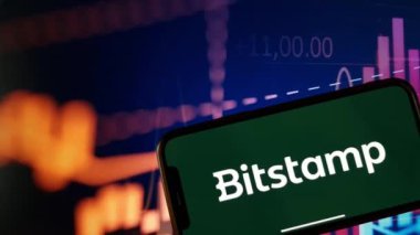Konskie, Polonya - 05 Ocak 2024: Bitstamp şifreleme para birimi logosu şifreleme pazarının arka planında akıllı telefonda gösterildi