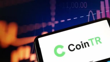 Konskie, Polonya - 5 Ocak 2024: CoinTR Pro kripto döviz logosu şifreleme pazarının arka planında akıllı telefonda görüntülendi