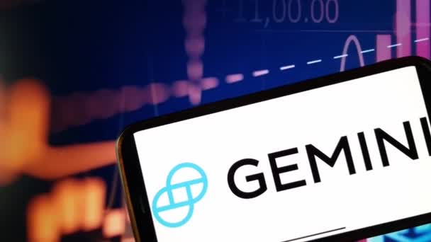 波兰Konskie 2024年1月5日 Gemini加密货币交换标志在智能手机上的加密市场数据背景下显示 — 图库视频影像