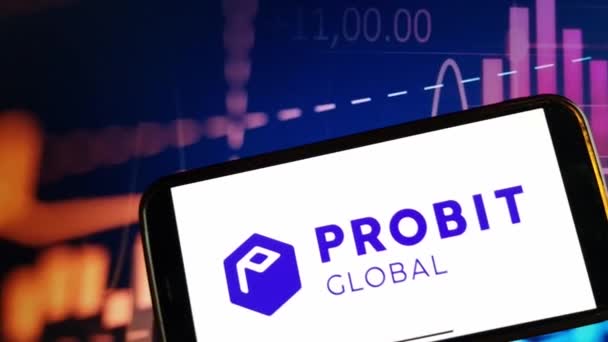 ポーランド コニャック 2024年1月2024日 仮想通貨市場のデータバックグラウンドでスマートフォンに表示されるProbitグローバル暗号化交換ロゴ — ストック動画