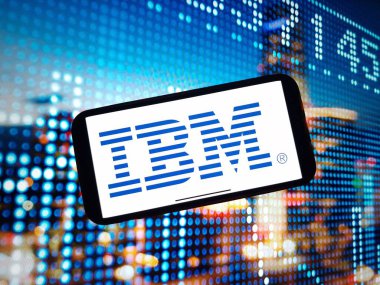 Konskie, Polonya - 07 Ocak 2024: IBM şirket logosu cep telefonu ekranında gösterildi