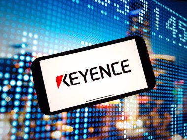 Konskie, Polonya - 07 Ocak 2024: Klavye şirketi logosu cep telefonu ekranında gösterildi