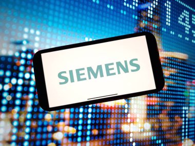 Konskie, Polonya - 07 Ocak 2024: Siemens şirket logosu cep telefonu ekranında sergilendi