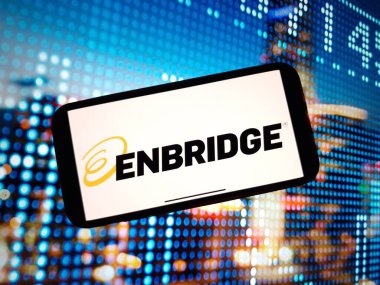 Konskie, Polonya - 07 Ocak 2024: Enbridge şirket logosu cep telefonu ekranında sergilendi