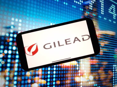 Konskie, Polonya - 07 Ocak 2024: Gilead Sciences şirket logosu cep telefonu ekranında sergilendi