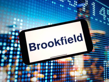 Konskie, Polonya - 07 Ocak 2024: Brookfield Varlık Yönetimi logosu cep telefonu ekranında sergilendi