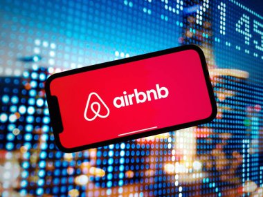 Konskie, Polonya - 07 Ocak 2024: Airbnb şirket logosu cep telefonu ekranında sergilendi
