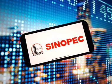Konskie, Polonya - 07 Ocak 2024: Sinopec şirket logosu cep telefonu ekranında sergilendi