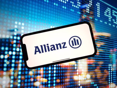 Konskie, Polonya - 07 Ocak 2024: Allianz şirket logosu cep telefonu ekranında sergilendi