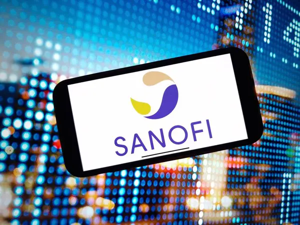 Konskie, Polonya - 07 Ocak 2024: Sanofi şirket logosu cep telefonu ekranında sergilendi