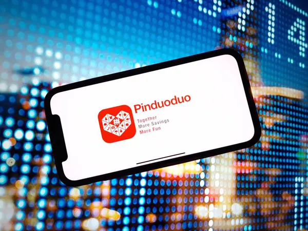 stock image Konskie, Poland - January 07, 2024: Pinduoduo company logo displayed on mobile phone screen