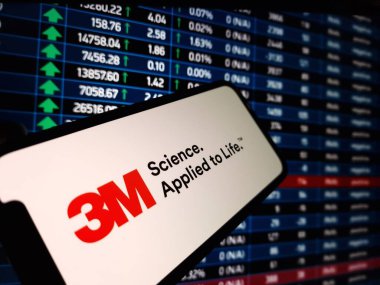 Konskie, Polonya - 07 Ocak 2024: 3M şirket logosu cep telefonu ekranında sergilendi