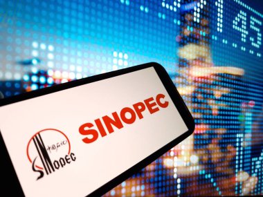 Konskie, Polonya - 07 Ocak 2024: Sinopec şirket logosu cep telefonu ekranında sergilendi