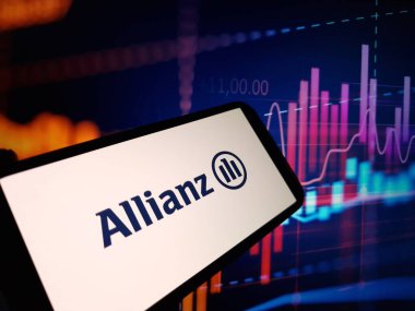 Konskie, Polonya - 07 Ocak 2024: Allianz şirket logosu cep telefonu ekranında sergilendi