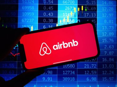 Konskie, Polonya - 07 Ocak 2024: Airbnb şirket logosu cep telefonu ekranında sergilendi