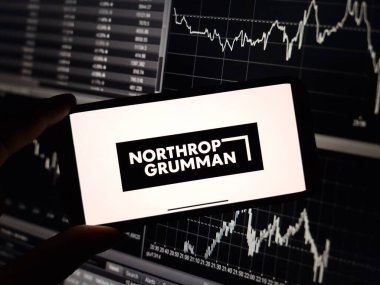 Konskie, Polonya - 07 Ocak 2024: Northrop Grumman şirket logosu cep telefonu ekranında sergilendi