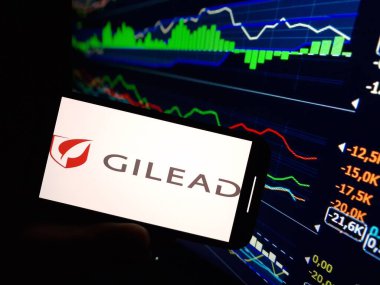 Konskie, Polonya - 07 Ocak 2024: Gilead Sciences şirket logosu cep telefonu ekranında sergilendi