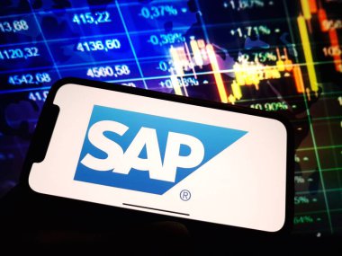 Konskie, Polonya - 07 Ocak 2024: SAP şirket logosu cep telefonu ekranında gösterildi