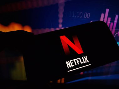Konskie, Polonya - 07 Ocak 2024: Netflix şirket logosu cep telefonu ekranında gösterildi