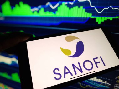 Konskie, Polonya - 07 Ocak 2024: Sanofi şirket logosu cep telefonu ekranında sergilendi