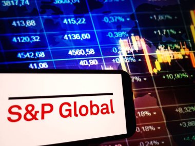 Konskie, Polonya - 07 Ocak 2024: S ve P Global şirket logosu cep telefonu ekranında sergilendi