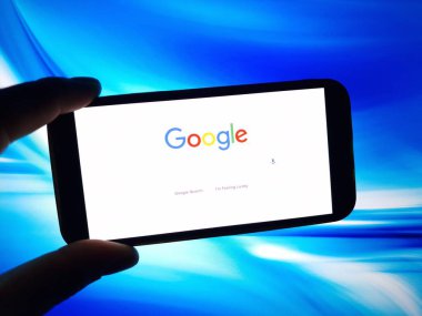 Konskie, Polonya - 12 Ocak 2024: Google Arama logosu cep telefonu ekranında gösterildi