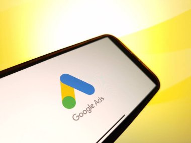 Konskie, Polonya - 12 Ocak 2024: Google Ağ logosu cep telefonu ekranında gösterildi