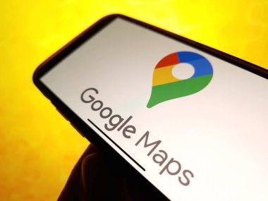 Konskie, Polonya - 12 Ocak 2024: Google Maps logosu cep telefonu ekranında gösterildi