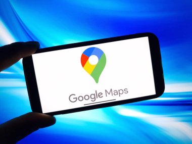 Konskie, Polonya - 12 Ocak 2024: Google Maps logosu cep telefonu ekranında gösterildi