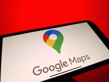 Konskie, Polonya - 12 Ocak 2024: Google Maps logosu cep telefonu ekranında gösterildi