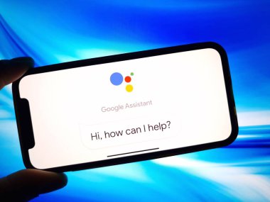 Konskie, Polonya - 12 Ocak 2024: Cep telefonu ekranında Google Asistan logosu gösterildi