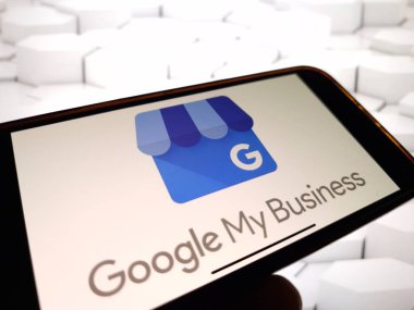 Konskie, Polonya - 12 Ocak 2024: Google My Business logosu cep telefonu ekranında gösterildi