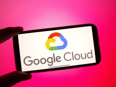 Konskie, Polonya - 12 Ocak 2024: Google Cloud logosu cep telefonu ekranında görüntülendi