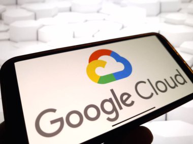 Konskie, Polonya - 12 Ocak 2024: Google Cloud logosu cep telefonu ekranında görüntülendi