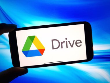 Konskie, Polonya - 12 Ocak 2024: Google Drive logosu cep telefonu ekranında gösterildi