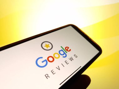 Konskie, Polonya - 12 Ocak 2024: Google Reviews logosu cep telefonu ekranında gösterildi