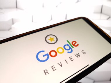 Konskie, Polonya - 12 Ocak 2024: Google Reviews logosu cep telefonu ekranında gösterildi