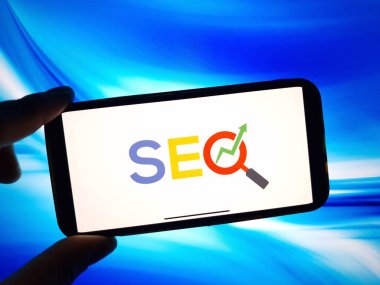 Konskie, Polonya - 12 Ocak 2024: Google SEO logosu cep telefonu ekranında gösterildi