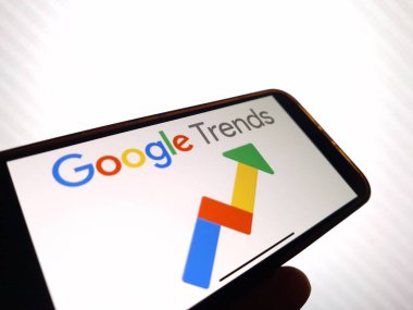 Konskie, Polonya - 12 Ocak 2024: Google Trends logosu cep telefonu ekranında gösterildi