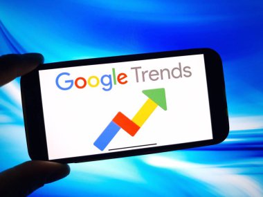 Konskie, Polonya - 12 Ocak 2024: Google Trends logosu cep telefonu ekranında gösterildi
