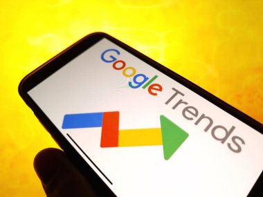 Konskie, Polonya - 12 Ocak 2024: Google Trends logosu cep telefonu ekranında gösterildi