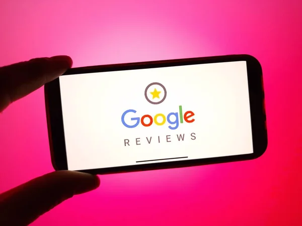 Konskie, Polonya - 12 Ocak 2024: Google Reviews logosu cep telefonu ekranında gösterildi