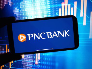 Konskie, Polonya - 13 Ocak 2024: PNC Bank şirket logosu cep telefonu ekranında sergilendi