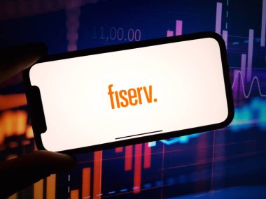 Konskie, Polonya - 13 Ocak 2024: Fiserv şirket logosu cep telefonu ekranında sergilendi