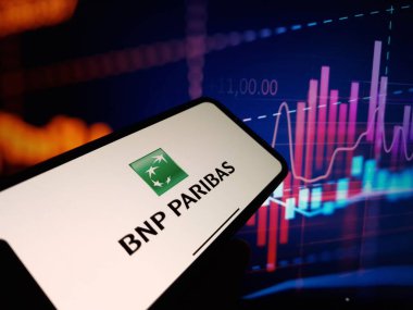 Konskie, Polonya - 13 Ocak 2024: BNP Paribas şirket logosu cep telefonu ekranında sergilendi