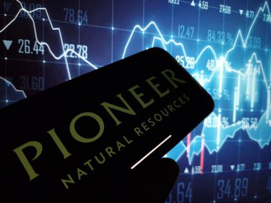 Konskie, Polonya - 13 Ocak 2024: Öncü Doğal Kaynaklar Şirketi logosu cep telefonu ekranında sergilendi