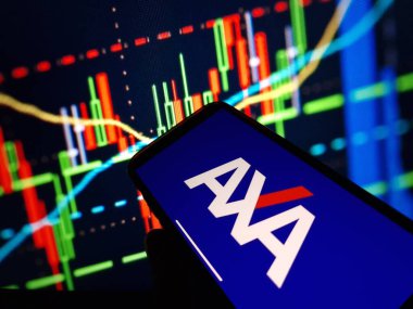 Konskie, Polonya - 13 Ocak 2024: AXA sigorta şirketi logosu cep telefonu ekranında sergilendi
