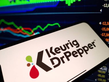 Konskie, Polonya - 13 Ocak 2024: Keurig Dr Pepper şirket logosu cep telefonu ekranında sergilendi